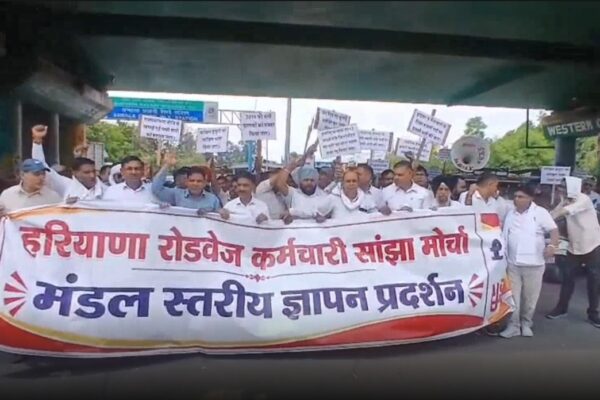 सरकार के खिलाफ नारे लगाते हुए रोडवेज कर्मचारी