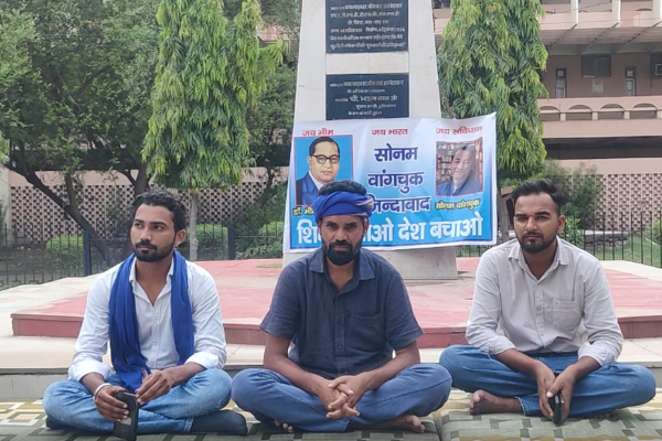 हिसार में पेपर लीक के खिलाफ आंदोलन