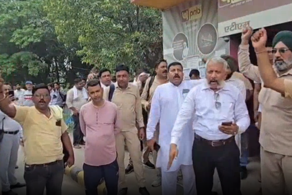 कुरुक्षेत्र नए बस स्टैंड पर रोडवेज कर्मचारियों का धरना