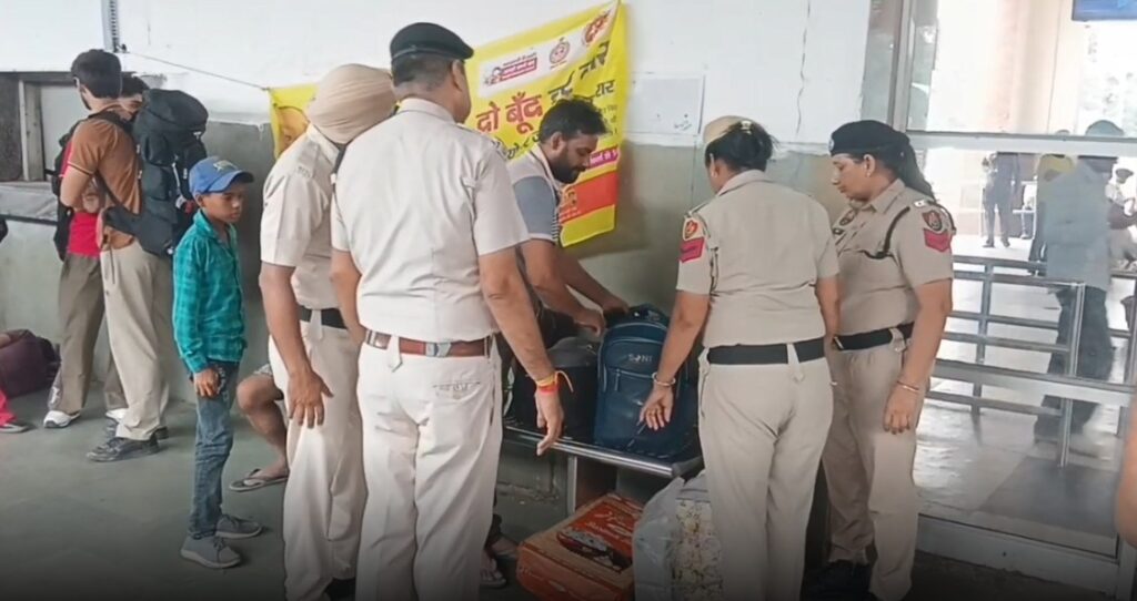 अंबाला छावनी रेलवे स्टेशन चेकिंग अभियान