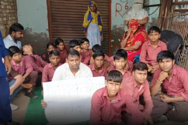 फरीदाबाद सरकारी स्कूल में अभिभावकों का धरना