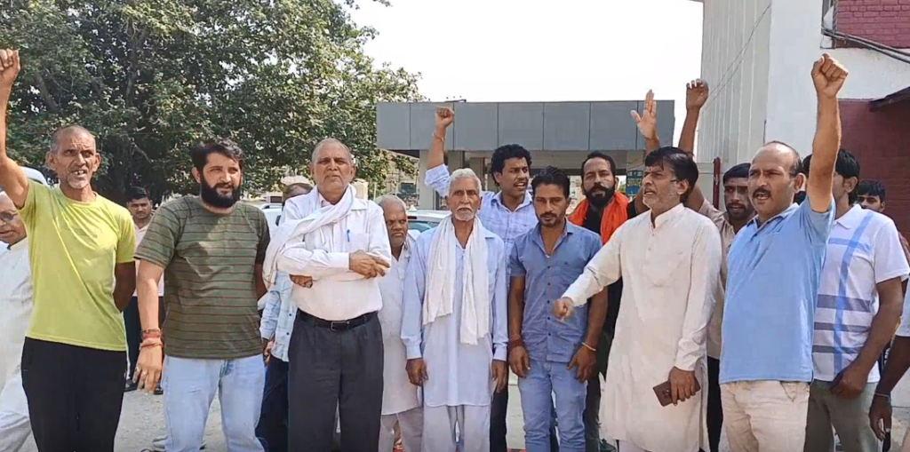 नवजात की मौत के मामले में न्याय की मांग को लेकर धरने पर बैठे पिता कुलदीप।