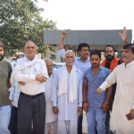 नवजात की मौत के मामले में न्याय की मांग को लेकर धरने पर बैठे पिता कुलदीप।