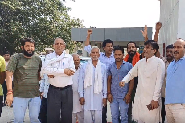 नवजात की मौत के मामले में न्याय की मांग को लेकर धरने पर बैठे पिता कुलदीप।