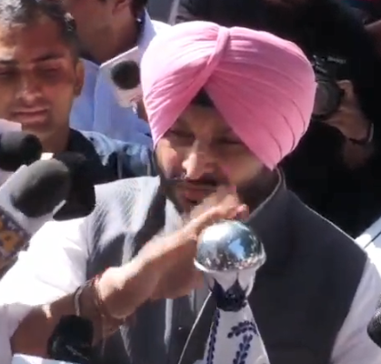 पंजाब विधानसभा के बाहर शराब की बोतल दिखाकर मुख्यमंत्री भगवंत मान पर टिप्पणी करते भाजपा नेता रवनीत सिंह बिट्टू।