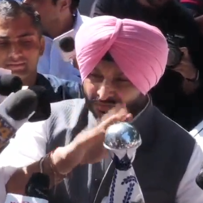 पंजाब विधानसभा के बाहर शराब की बोतल दिखाकर मुख्यमंत्री भगवंत मान पर टिप्पणी करते भाजपा नेता रवनीत सिंह बिट्टू।