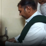 तहसीलदार कार्यालय पर धान पोर्टल में कथित गलत डाटा के विरोध में ताला लगाकर प्रदर्शन करते किसान।