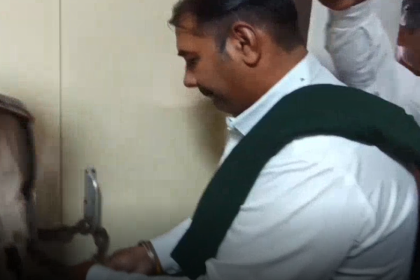 तहसीलदार कार्यालय पर धान पोर्टल में कथित गलत डाटा के विरोध में ताला लगाकर प्रदर्शन करते किसान।