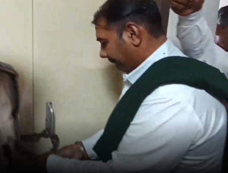तहसीलदार कार्यालय पर धान पोर्टल में कथित गलत डाटा के विरोध में ताला लगाकर प्रदर्शन करते किसान।