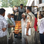 जोहड़ के किनारे सात वर्षीय बच्चे का शव मिलने के बाद जांच करती पुलिस टीम।