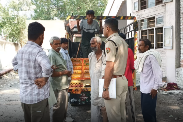 जोहड़ के किनारे सात वर्षीय बच्चे का शव मिलने के बाद जांच करती पुलिस टीम।