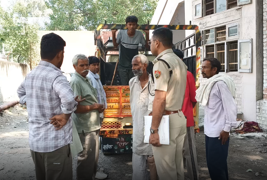 जोहड़ के किनारे सात वर्षीय बच्चे का शव मिलने के बाद जांच करती पुलिस टीम।