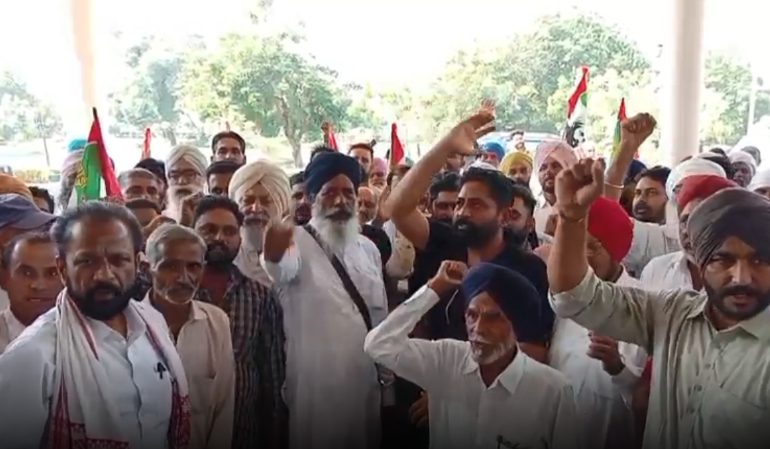 फसल नुकसान के मुआवजे की मांग को लेकर मुख्यमंत्री के नाम एसडीएम को मांग पत्र सौंपते किसान