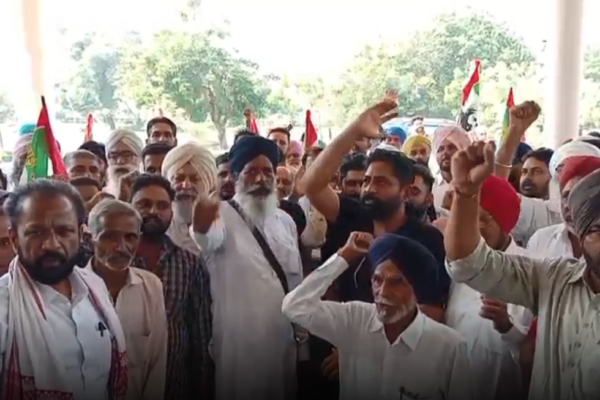 फसल नुकसान के मुआवजे की मांग को लेकर मुख्यमंत्री के नाम एसडीएम को मांग पत्र सौंपते किसान