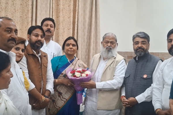 शहीदी स्मारक के उद्घाटन की तैयारियों को लेकर बैठक में शामिल भाजपा प्रदेश अध्यक्ष अर्चना गुप्ता और अन्य नेता।