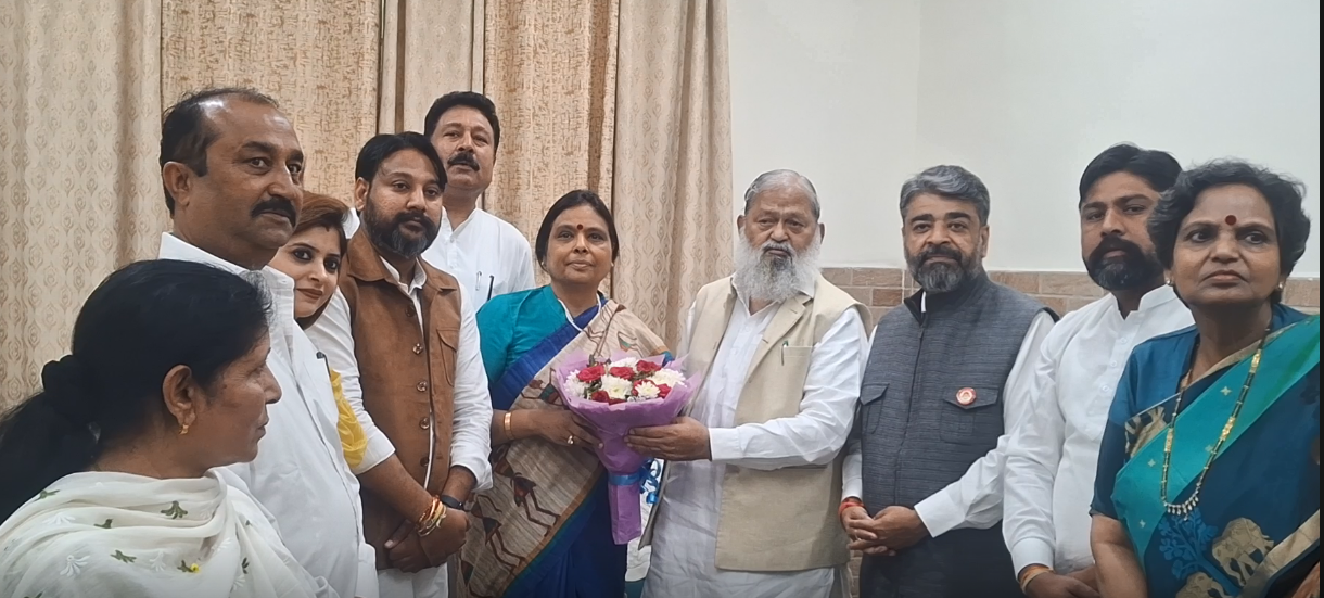 शहीदी स्मारक के उद्घाटन की तैयारियों को लेकर बैठक में शामिल भाजपा प्रदेश अध्यक्ष अर्चना गुप्ता और अन्य नेता।