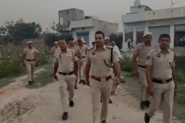 नशा तस्करी पर अंकुश लगाने के लिए स्निफर डॉग की मदद से सर्च अभियान चलाती पुलिस टीम।