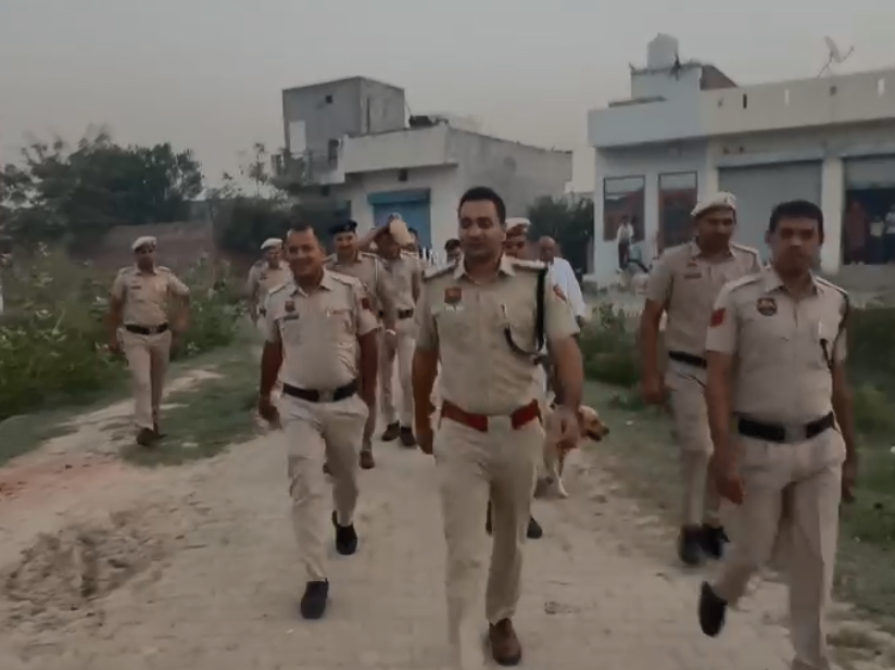 नशा तस्करी पर अंकुश लगाने के लिए स्निफर डॉग की मदद से सर्च अभियान चलाती पुलिस टीम।