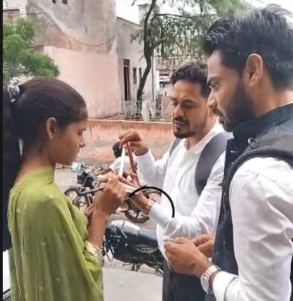 गोंछी गांव में स्वास्थ्य विभाग की टीम लोगों के रक्त के सैंपल लेते हुए।